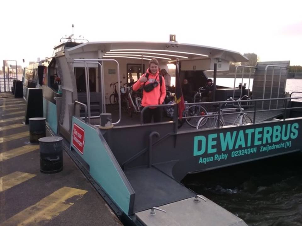 foto van een leerling die de waterbus neemt