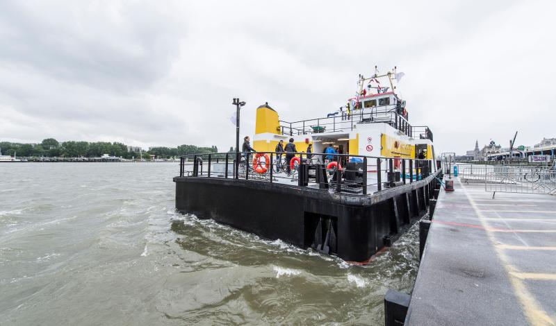 foto veerboot  die tussen het steen en sint anneke vaart